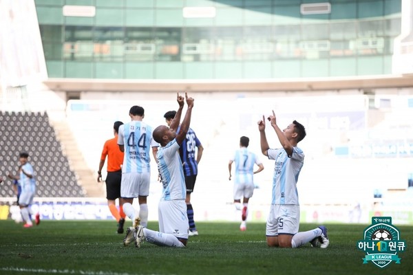 주니오(울산현대, 왼쪽), 정승현(울산현대, 오른쪽). 한국프로축구연맹