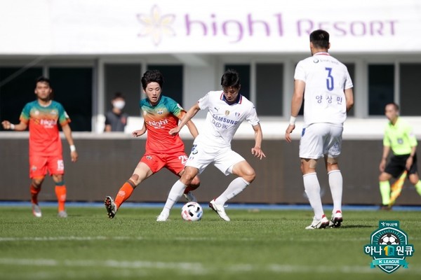 한석종(왼쪽), 양상민(이상 수원삼성). 한국프로축구연맹 제공