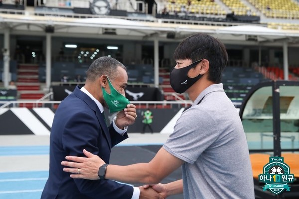 모라이스 감독(전북현대, 왼쪽), 김남일 감독(성남FC, 오른쪽). 한국프로축구연맹