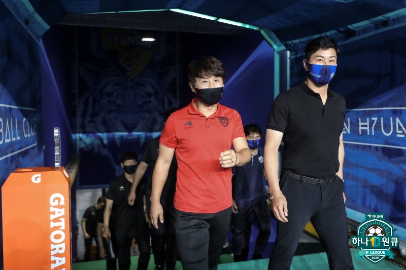 김기동 포항스틸러스 감독(가운데)과 김도훈 울산현대 감독. 한국프로축구연맹 제공