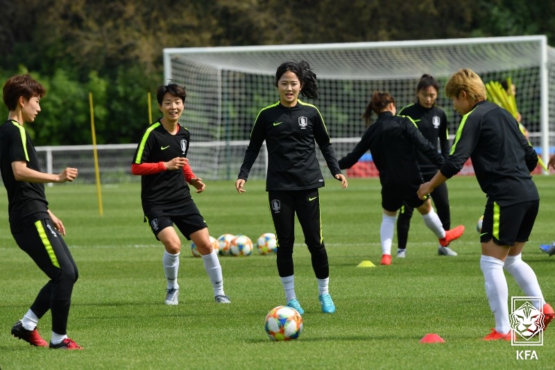 이민아(가운데, 여자대표). 대한축구협회 제공