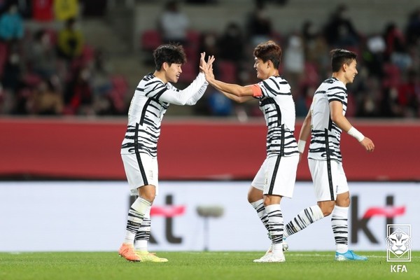 이동경, 주세종(왼쪽부터, 한국축구대표팀). 대한축구협회