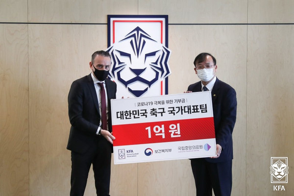 파울루 벤투 국가대표 감독(왼쪽)과 강도태 보건복지부 제2차관. 대한축구협회 제공