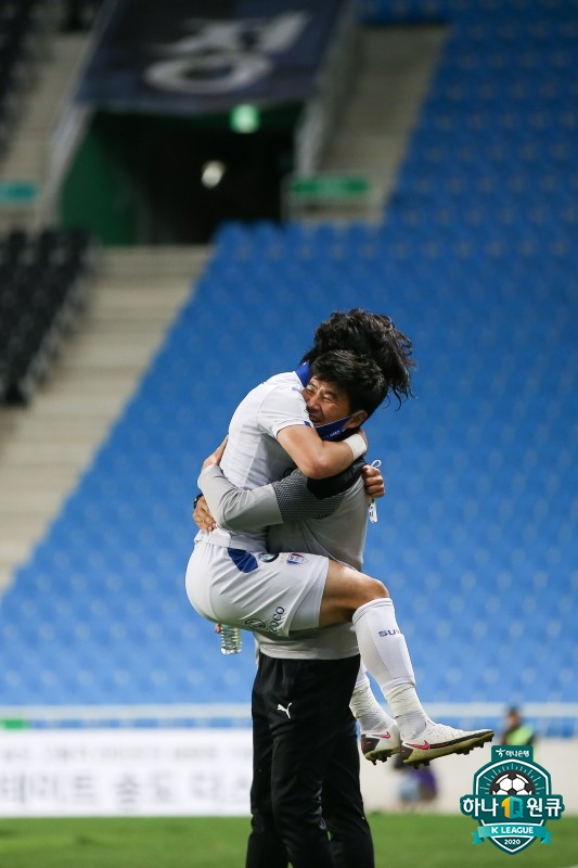 김태환(왼쪽), 박건하 감독(이상 수원삼성). 한국프로축구연맹 제공