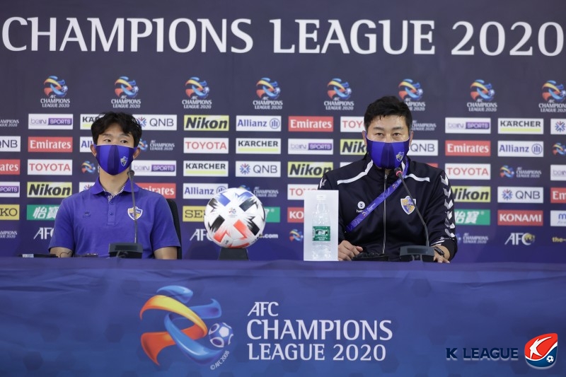 김도훈 감독(오른쪽)과 윤빛가람(이상 울산현대). 한국프로축구연맹 제공