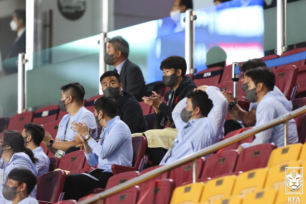 박지수(가운데 왼쪽)와 손흥민(가운데 오른쪽, 이상 남자 축구대표팀). 대한축구협회 제공