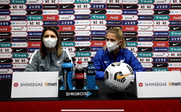 지트카 클림코바 감독(왼쪽), 케이티 보언(이상 뉴질랜드). 대한축구협회(KFA) 비대면 기자회견 캡쳐