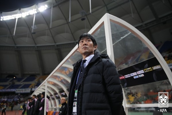 O diretor japonês Hajim Morias.  Apresentado pela Associação de Futebol da Coreia