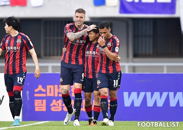 Lars (esquerda), Lee Seung-woo (centro), Murillo (direita, Suwon FC).  Repórter Seo Hyung Kwon