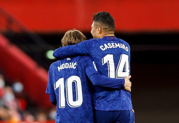 루카 모드리치(왼쪽), 카세미루(이상 레알마드리드). 레알마드리드 공식 소셜미디어 캡쳐