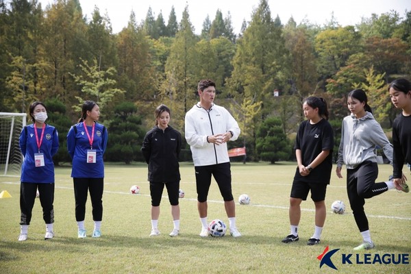 주수진(가운데 왼쪽), 이호 고알레 대표(가운데 오른쪽). 한국프로축구연맹 제공