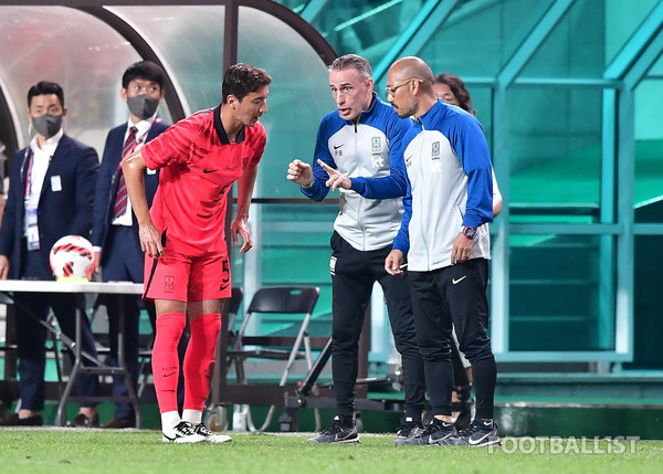 정우영, 파울루 벤투 감독, 김영민 코치(왼쪽부터, 이상 한국 남자축구 국가대표팀). 서형권 기자