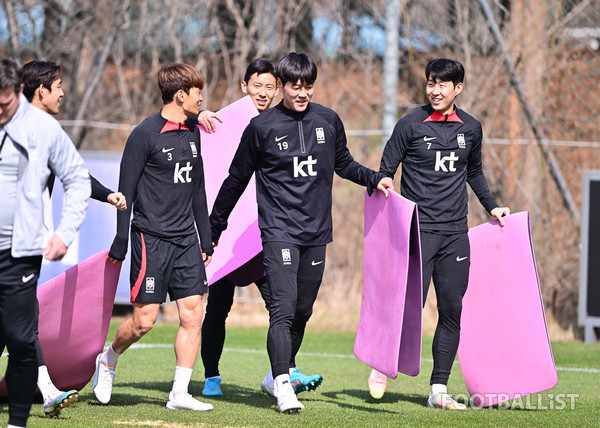 왼쪽부터 김진수, 김태환, 김영권, 손흥민. 서형권 기자