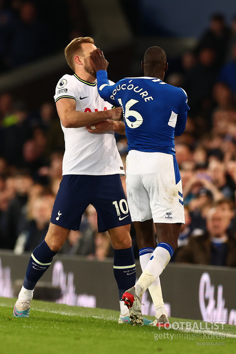 해리 케인(왼쪽), 압둘라예 두쿠레(오른쪽). 게티이미지코리아