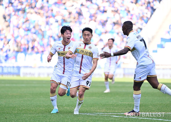 이현식(왼쪽), 이진현(가운데), 레안드로(오른쪽, 대전하나). 서형권 기자