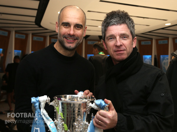 펩 과르디올라 맨체스터시티 감독(왼쪽)과 가수 노엘 갤러거. 게티이미지코리아