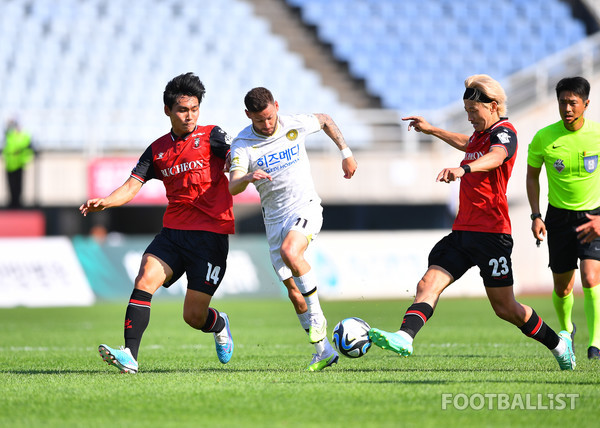 최재영(왼쪽, 부천FC), 파블로(가운데, 김포FC), 카즈(오른쪽, 부천FC). 서형권 기자