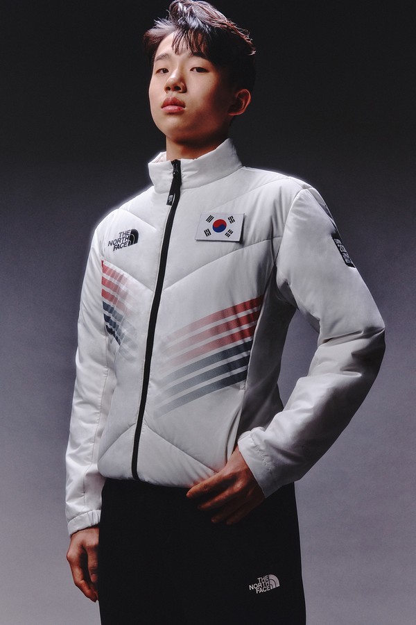 ‘팀코리아 공식 시상용 단복’을 착용한 대한민국 프리스타일 스키 국가대표 이윤승 / 노스페이스 제공
