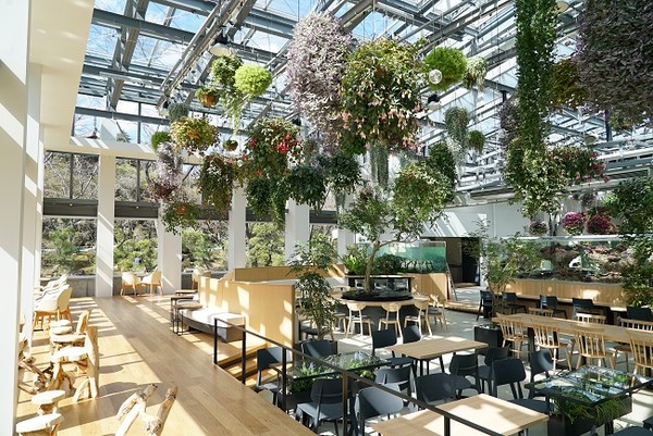 꽃과 식물로 아름답게 꾸며진 ‘카페 스페이스’는 SNS에 업로드하기 좋은 사진을 찍을 수 있어 국내외의 많은 방문객들로부터 사랑 받고 있다