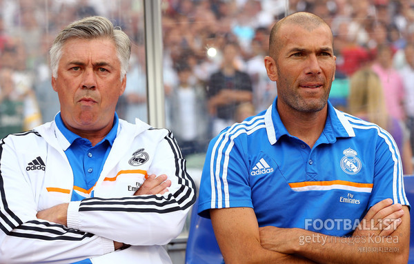 카를로 안첼로티 감독(왼쪽), 지네딘 지단 당시 수석코치(이상 레알마드리드). 게티이미지코리아