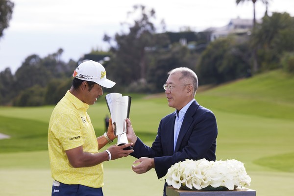 2024 제네시스 인비테이셔널 우승자 마쓰야마 히데키(왼쪽)가 현대차그룹 정의선 회장과 우승 트로피를 들고 기념 촬영을 하고 있다 / 제네시스 제공