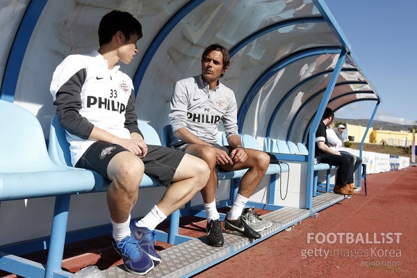 Park Ji-sung (esquerda) e Philip Coco (direita) conversam durante o treinamento de campo.  Getty Images Coreia
