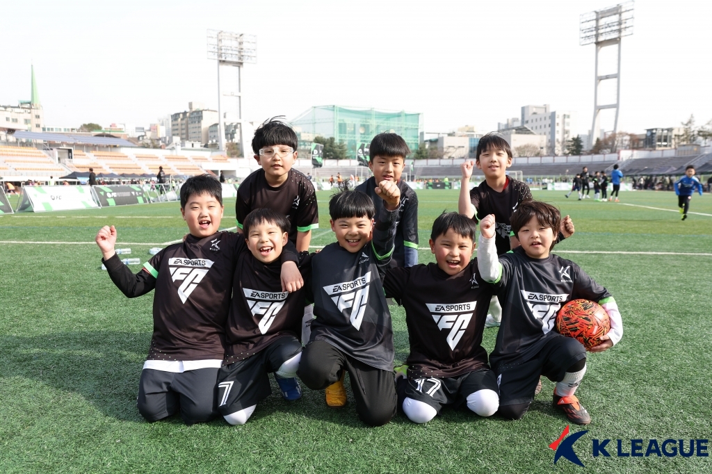 2024 EA 스포츠 FC 퓨처스 축구 페스티벌에 참여한 KANGS FC 어린이들. 한국프로축구연맹 제공