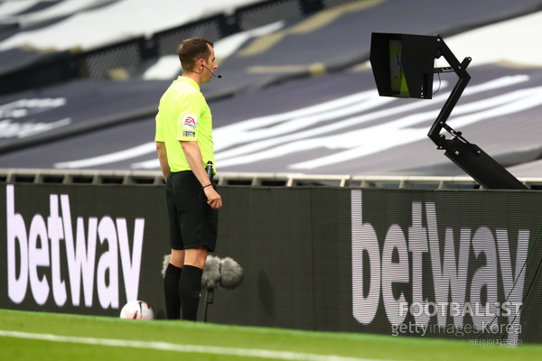 VAR(비디오 판독) 온 필드 리뷰. 게티이미지코리아