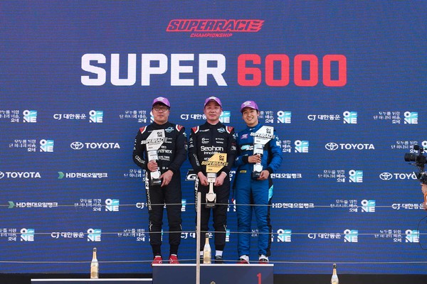서한GP의 장현진 선수(가운데)와 오네 레이싱의 이정우 선수(오른쪽)가 슈퍼레이스 챔피언십 ‘슈퍼 6000’ 3라운드 경기 후 포디움에 올라 기념 촬영을 하고 있다 / 넥센타이어 제공