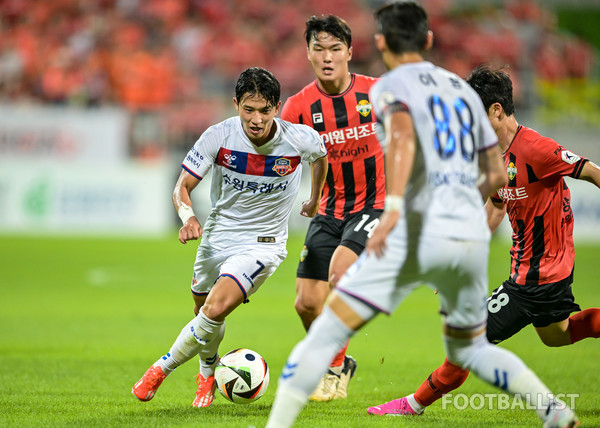 정승원(왼쪽, 수원FC). 서형권 기자