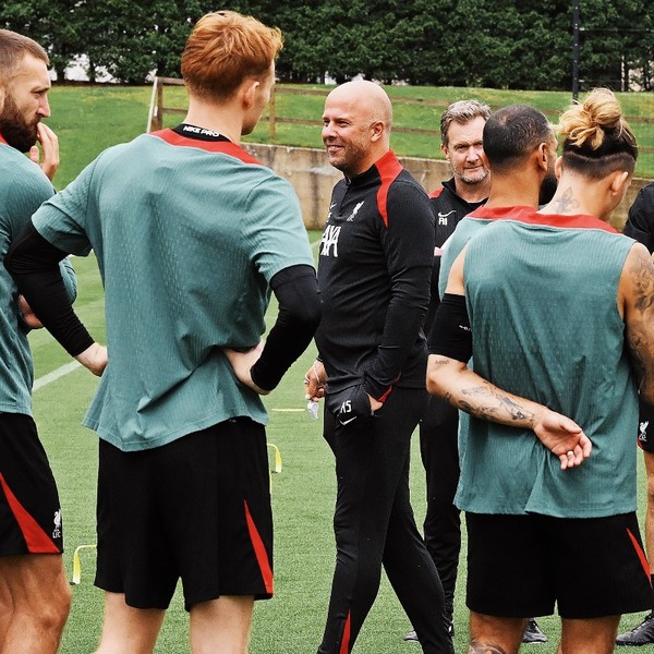 아르네 슬롯 리버풀 감독(가운데). 리버풀 X(구 트위터) 캡처