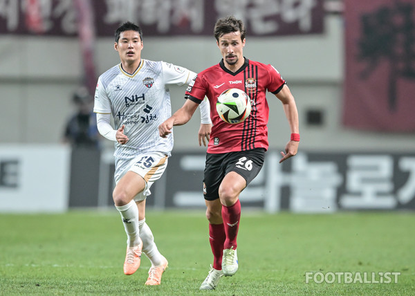 박승욱(왼쪽, 김천상무), 팔로세비치(오른쪽, FC서울). 서형권 기자