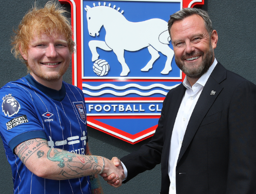 에드 시런(왼쪽)과 마크 애쉬턴 입스위치타운 회장. 입스위치타운 X(구 트위터) 캡처