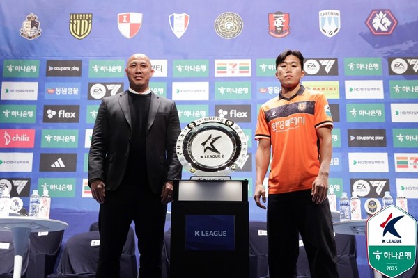 차두리 감독(왼쪽), 우제욱(이상 화성FC). 한국프로축구연맹 제공