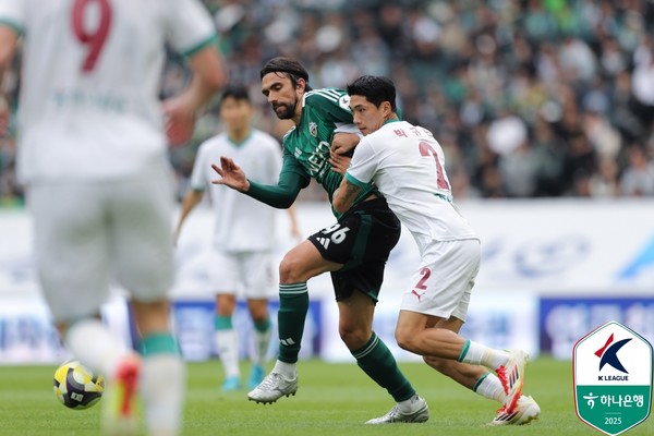 콤파뇨(왼쪽, 전북현대), 박규현(대전하나시티즌). 한국프로축구연맹 제공