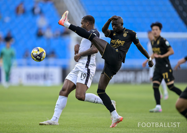 호난(왼쪽, 전남 드래곤즈), 바로우(오른쪽, 인천 유나이티드). 서형권 기자