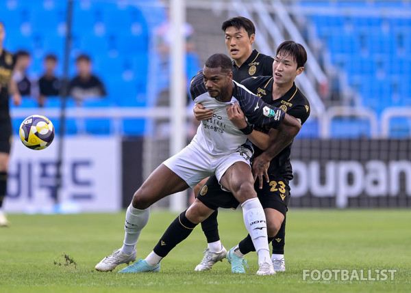 호난(왼쪽, 전남 드래곤즈), 박경섭(오른쪽, 인천 유나이티드). 서형권 기자