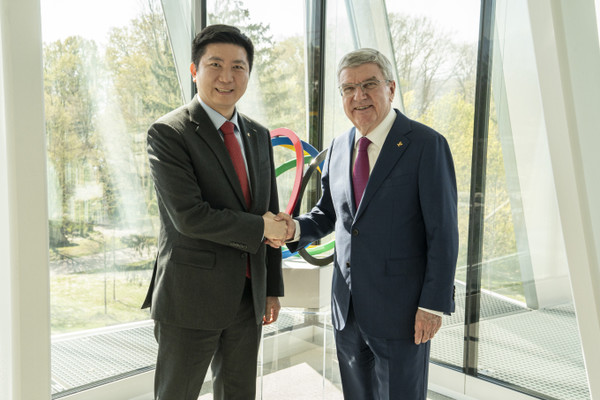 유승민 대한체육회장(왼쪽) 토마스 바흐 IOC 위원장/ IOC 제공