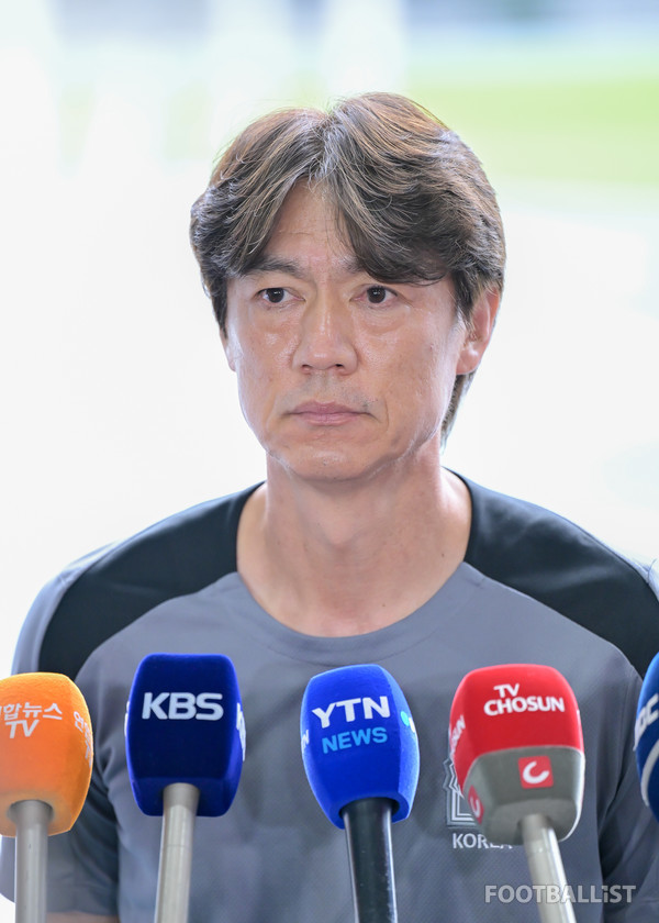 [포토] 한일전 각오 밝히는 홍명보 감독 < 포토 < 축구 < 기사본문 - 풋볼리스트(FOOTBALLIST) [포토] 한일전 각오 밝히는 홍명보 감독