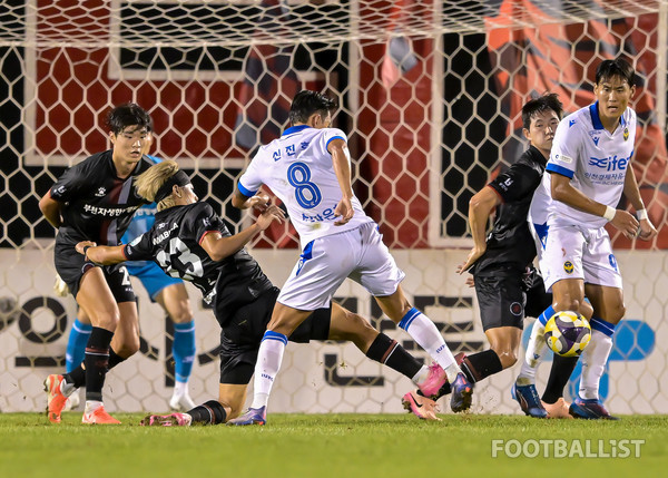 카즈(왼쪽에서 두번째, 부천FC). 서형권 기자