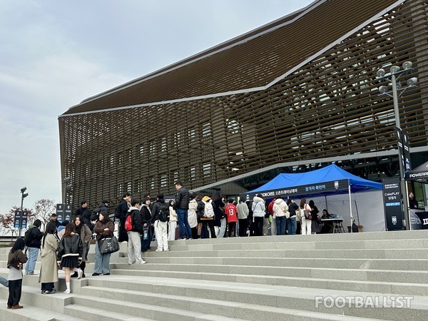 천안 NFC 스타디움동에 집결한 팬들. 김진혁 기자