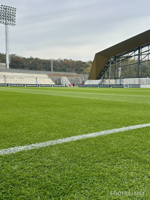 스타디움동 잔디구장. 김진혁 기자