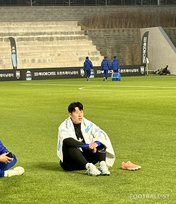 이재성을 기다리는 손흥민. 김진혁 기자