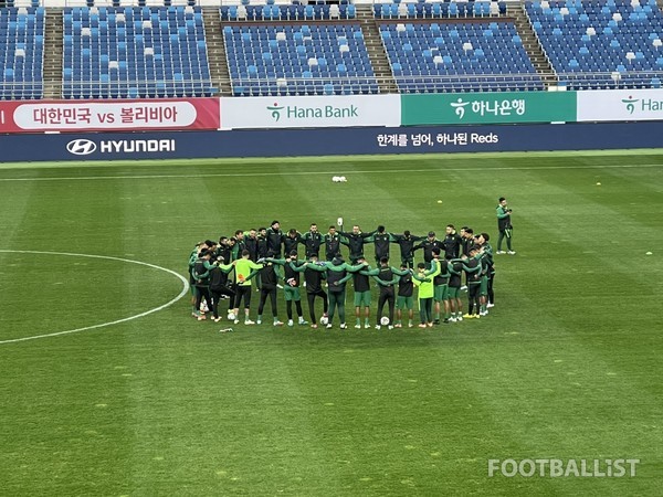 훈련 전 단체 기도를 드리는 볼리비아 선수단. 김희준 기자