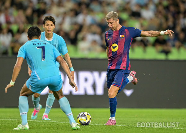 레반도프스키(오른쪽, FC바르셀로나). 서형권 기자