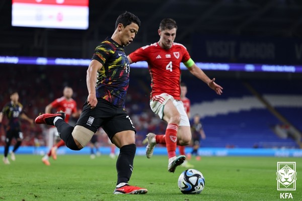 황희찬(왼쪽, 한국), 벤 데이비스(웨일스). 대한축구협회 제공