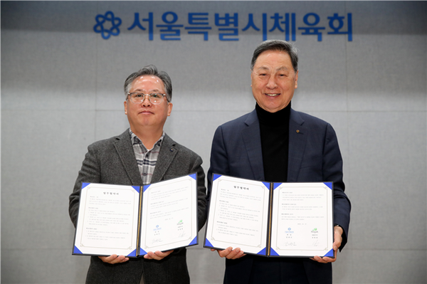 (좌로부터) ㈜호각 전영생 대표이사,  서울시체육회 강태선 회장 / 서울시체육회 제공