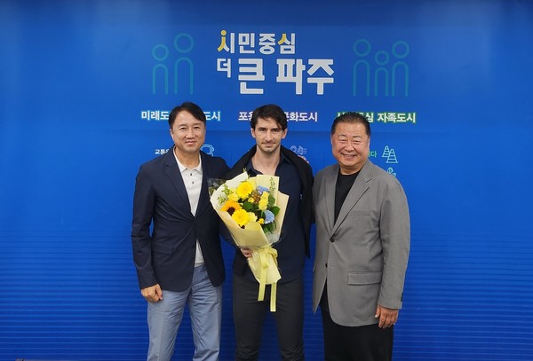 황보관 단장(왼쪽부터), 제라드 누스 감독, 김경일 구단주(이상 파주시민축구단). 올리브크리에이티브 제공