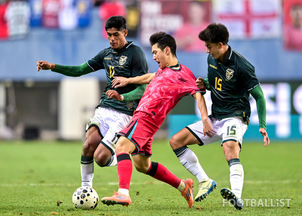 이강인(가운데, 남자 축구대표팀), 페르난도 나바(왼쪽), 가브리엘 비야밀(오른쪽, 이상 볼리비아). 서형권 기자