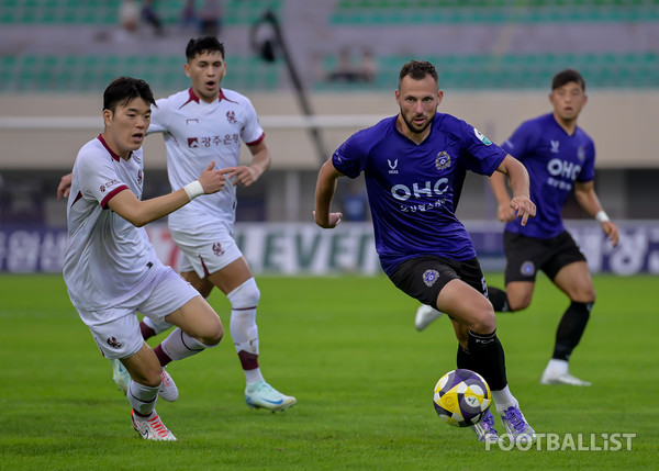 이강현(왼쪽, 광주FC), 토마스(오른쪽, FC안양). 서형권 기자